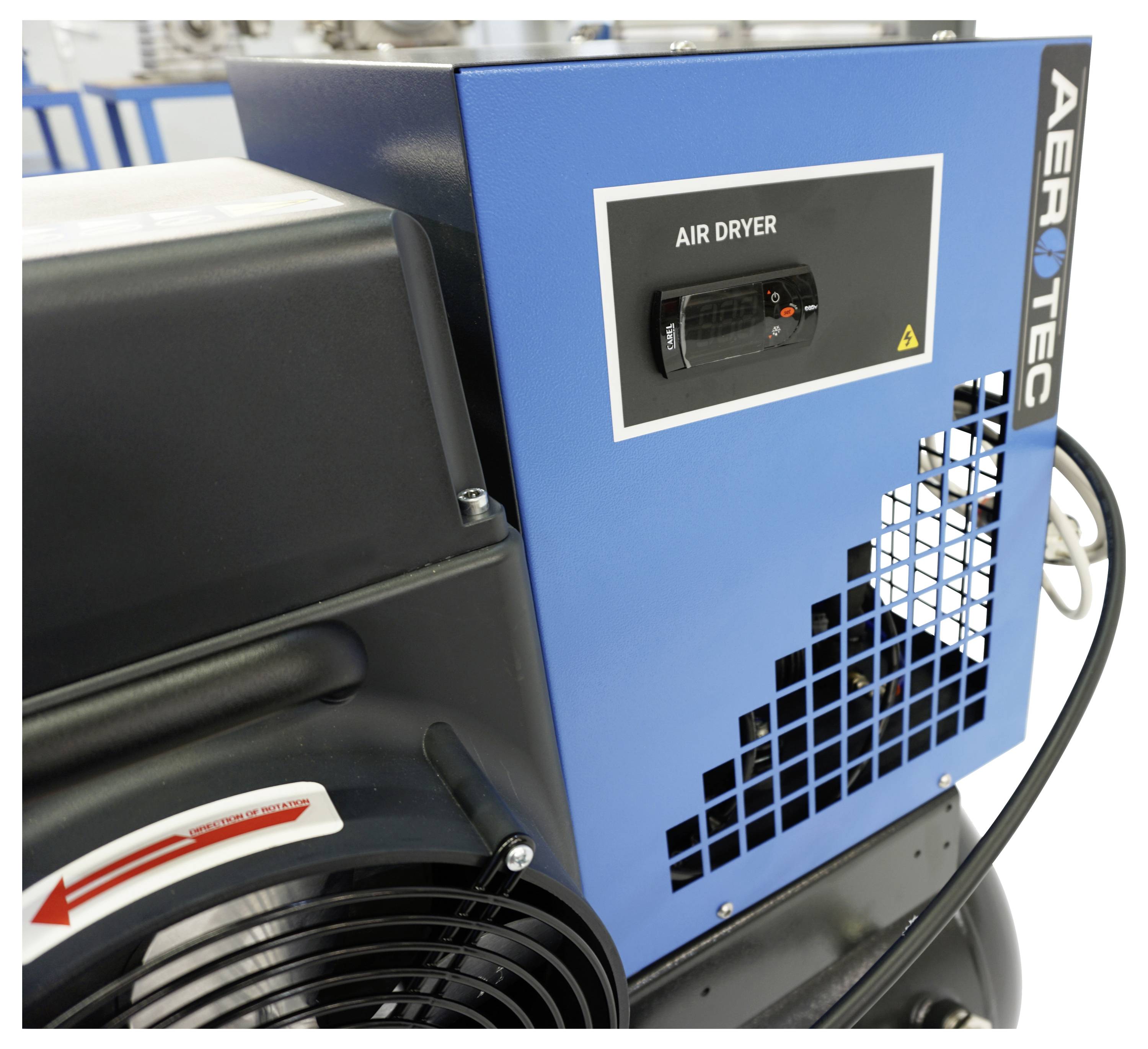 Priemyselný stroj na sušenie vzduchu s modrým čelným panelom označeným „AIR DRYER" a značkou AEROTEC, zobrazený v detailnom zábere.