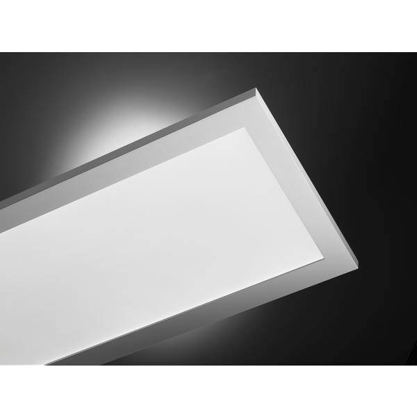 Šikmý prázdny biely obdĺžnikový svetelný panel žiarivý na tmavom pozadí.