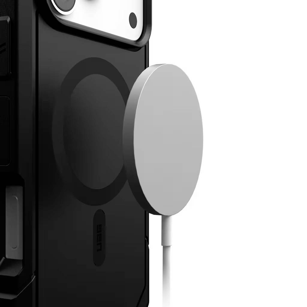 Smartfón s okrúhlou magnetickou bezdrôtovou nabíjačkou pripevnenou na zadnej strane, zobrazený v zblízka na bielom pozadí.