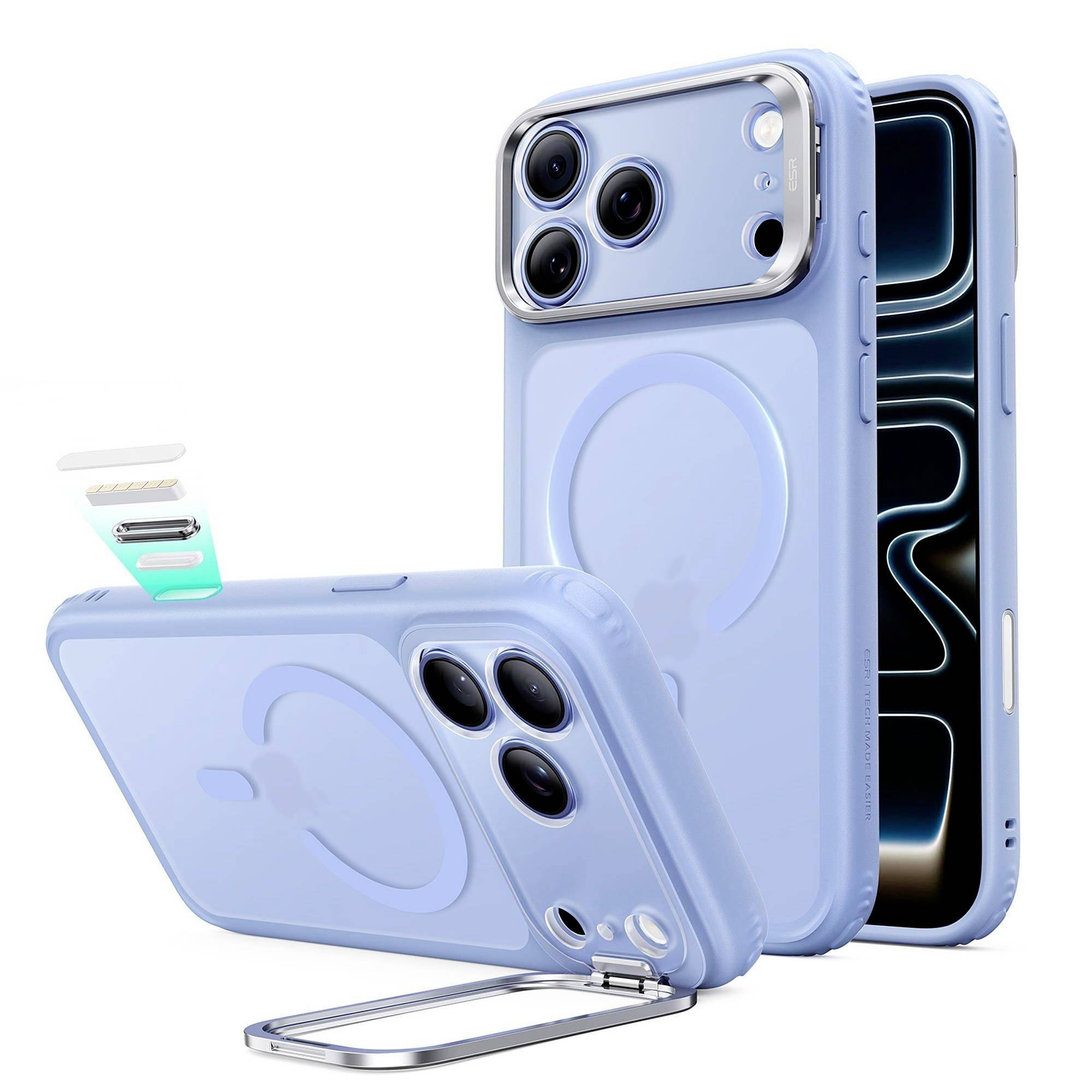 Tri svetlomodré púzdra na smartfóny, jedno otvorené s podporou na stojanu a jedno zobrazujúce krúžok podobný MagSafe a výrezy na kameru, plus malý vložný kus.