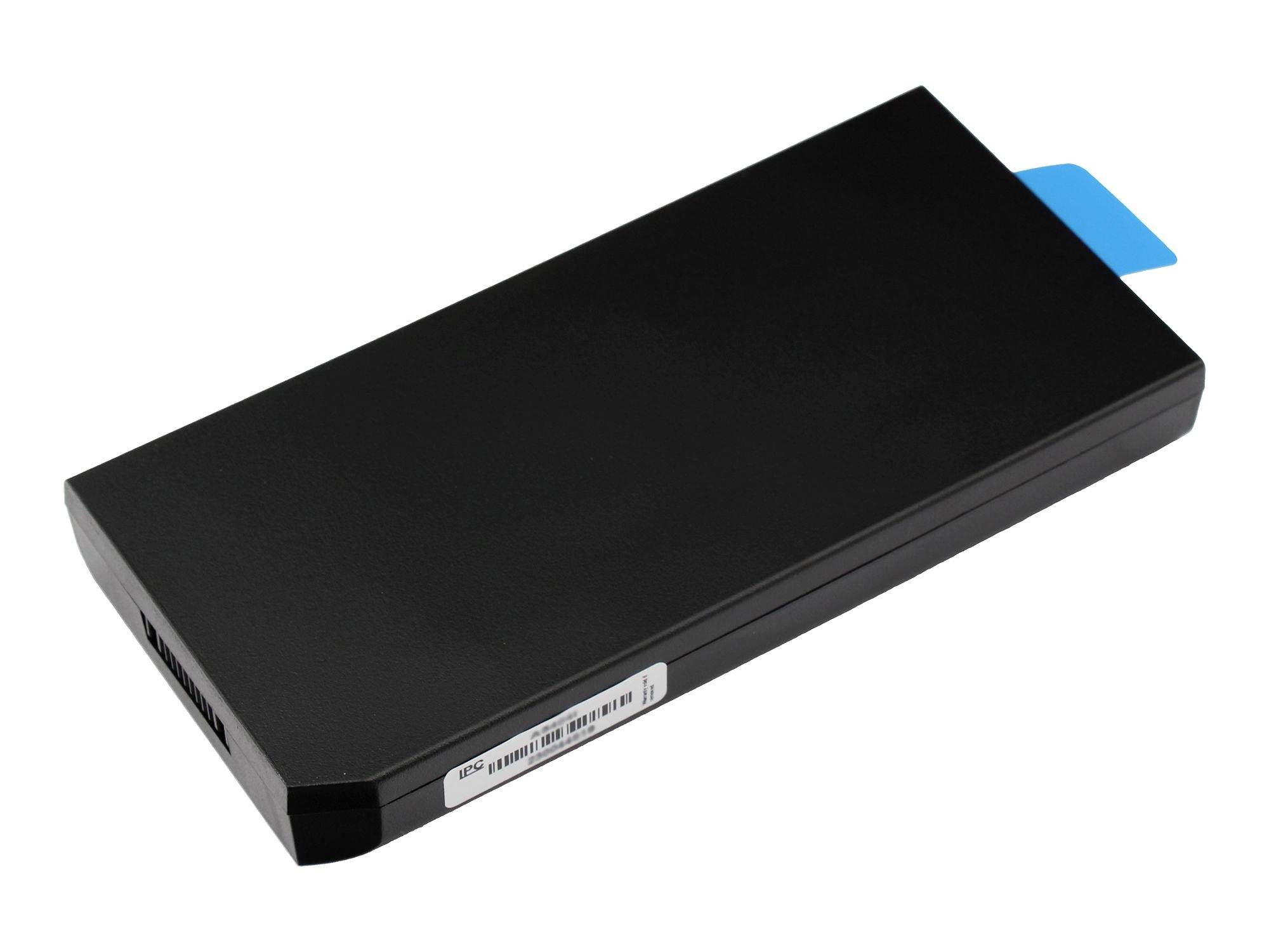 Čierny externý úložný disk s modrým USB konektorom vyčnievajúcim z jedného konca, zobrazený na bielom pozadí.
