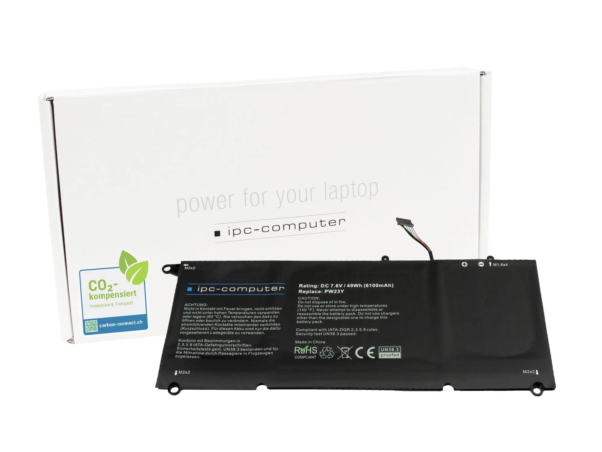 Náhradná batéria do notebooku pred svojou krabicou, označená „energia pre váš notebook" a ipc-computer, s nálepkou CO2-kompenzované.