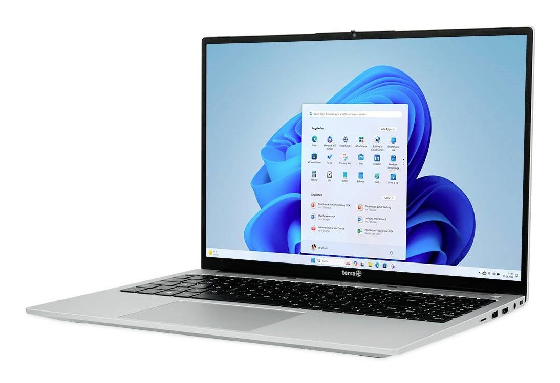 Strieborný notebook s priamym zobrazením plochy Windows 11 s otvoreným ponukou Štart na modrom abstraktnom pozadí.