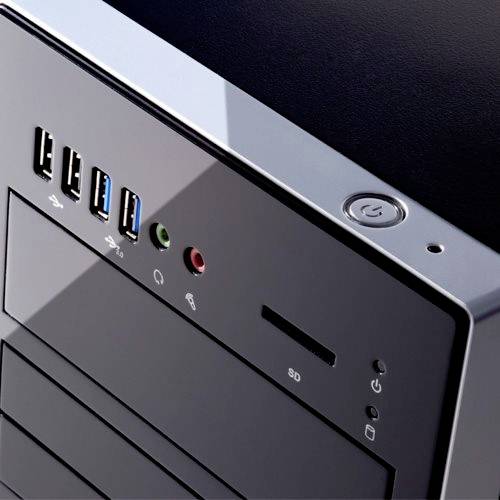 Detailný pohľad na predný panel stolného počítača s USB portami, konektormi na slúchadlá a mikrofón, slotom na SD kartu a tlačidlom napájania.