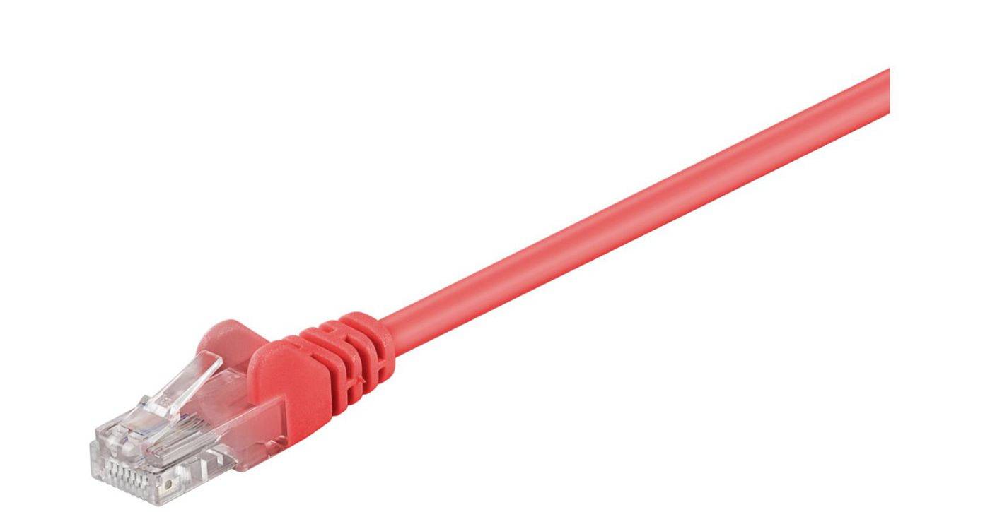 Červený ethernetový kábel s konektorom RJ45 na bielom pozadí, zobrazený diagonálne.