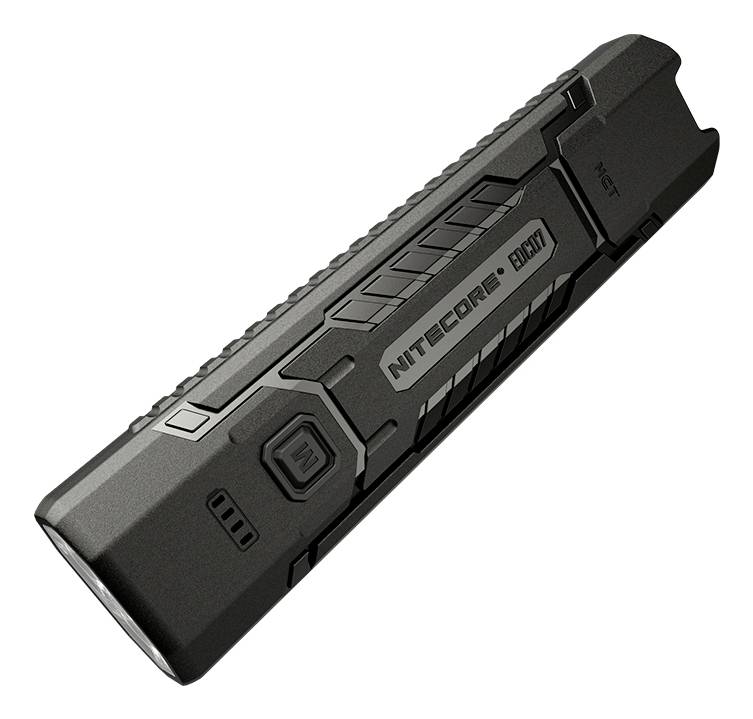 Čierna nabíjateľná svietidla Nitecore EDC17 zobrazená na bielom pozadí, umiestnená uhlopriečne.