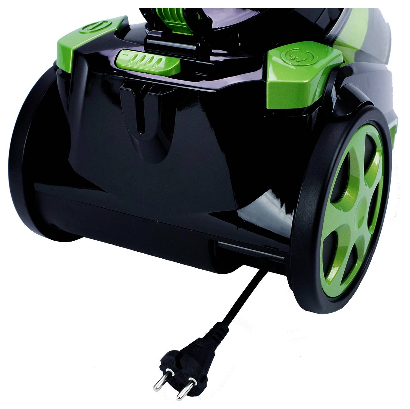 Čierno-zelený elektrický čistiaci stroj na podlahy s veľkými kolesami a zástrčkou napájacieho kábla zapnutou, zobrazený na bielom pozadí.