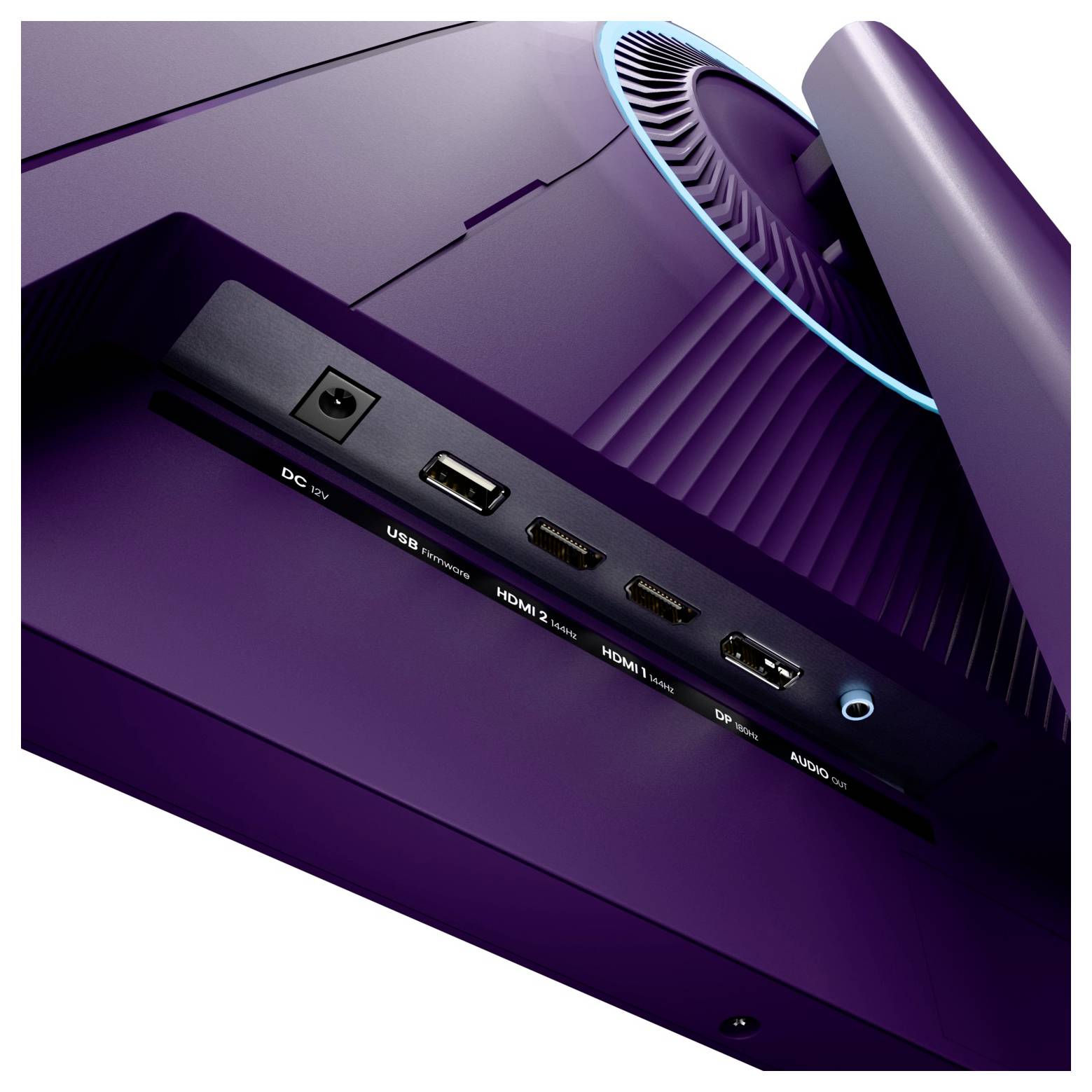 Zblízka zadný panel fialového monitora zobrazujúci porty napájania, USB, HDMI, DP a audio porty pod kruhlovým osvetleným vetracím otvorom.