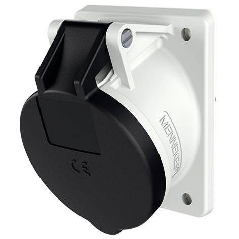 Čierny priemyselný elektrický zásuvka s ochranným krytom na bielej nástennej doske, šikmý pohľad.