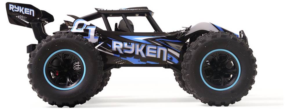Čierno-modrý diaľkovo ovládaný terénny buggy RYKEN s nadmernými pneumatikami, zobrazený z bočného pohľadu na bielom pozadí.