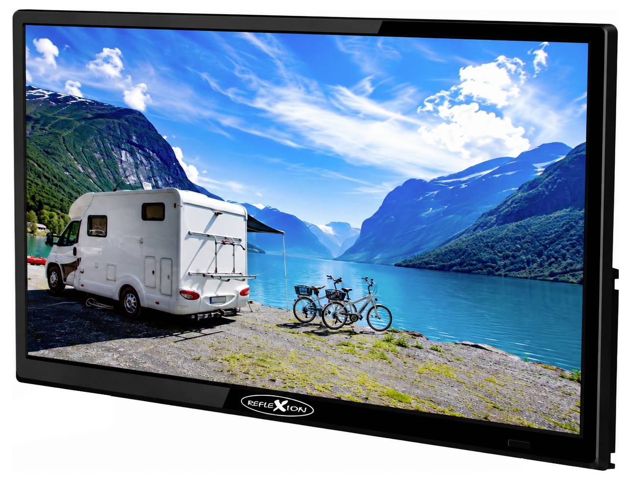Čierna plochá televízia zobrazujúca karavan a dva bicykle vedľa fjordu pod jasnou modrou oblohou