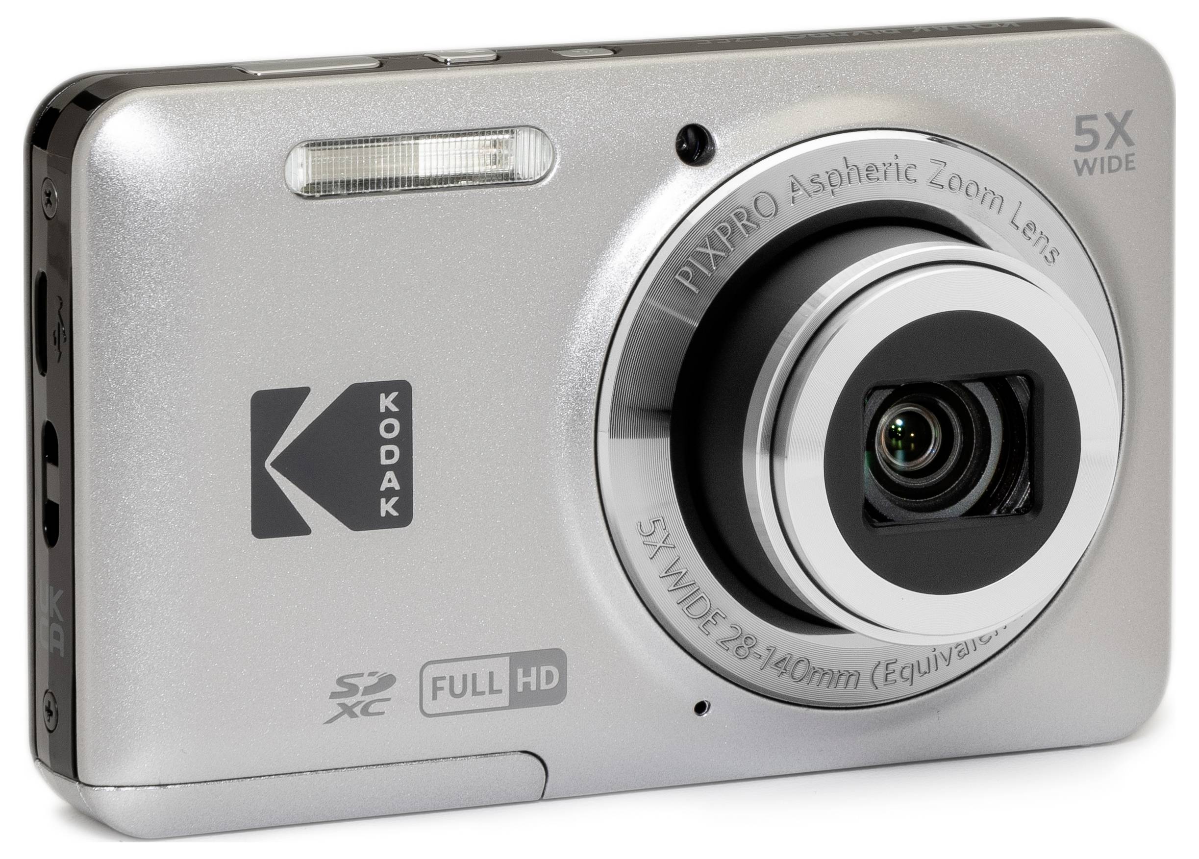 Strieborný kompaktný digitálny fotoaparát Kodak s 5x širokouhlým zoomom a označením Full HD, zobrazený sprednej pohľad.