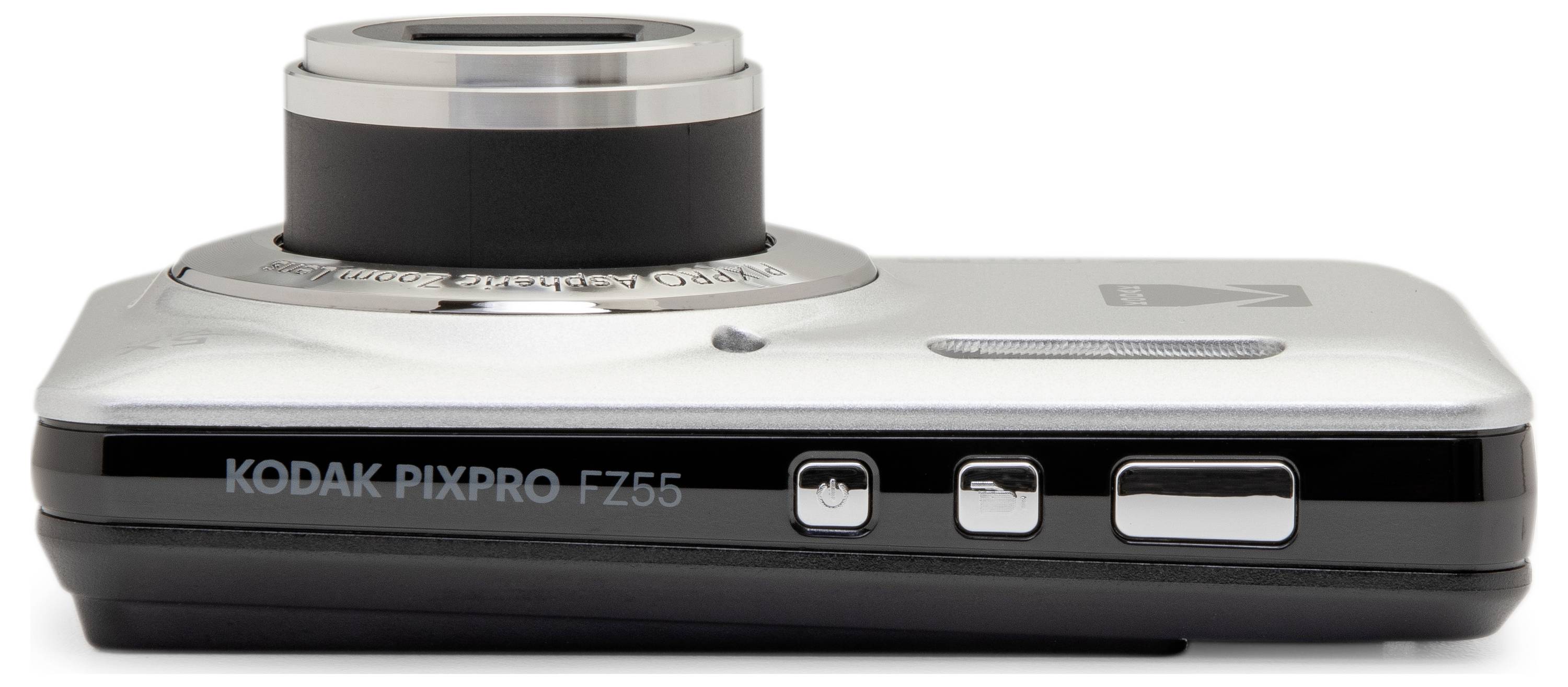 Predný pohľad digitálneho fotoaparátu Kodak PIXPRO FZ55, strieborný a čierny, s zatiahnuto blízkosť a ovládacími tlačidlami na vrchu.