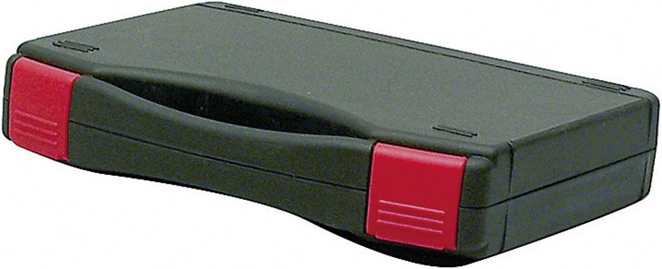 Čierny plastový kufor s červeným zámkom a rukoväťou, zatvorený.