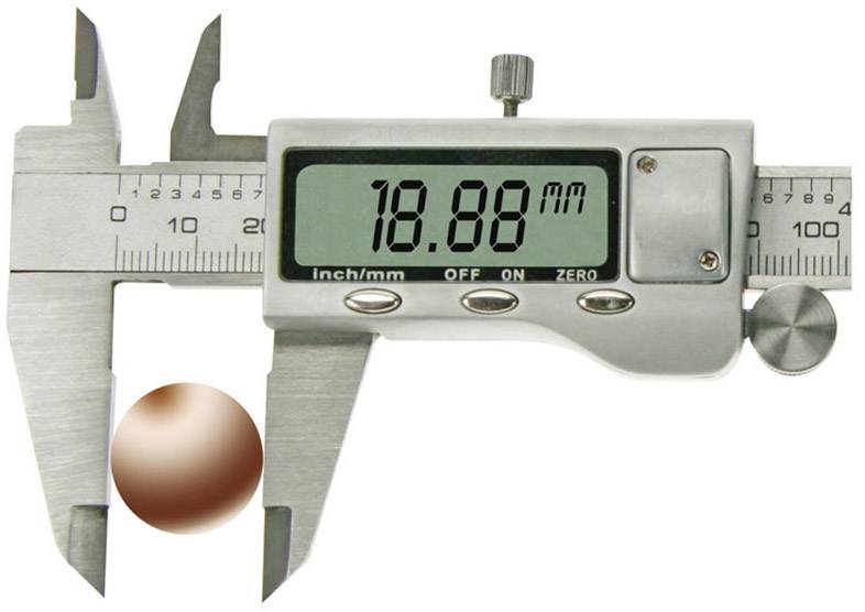 Digitálne posuvné meradlo ukazuje '18,88 mm'. Vedľa leží guľa, pravdepodobne určená na meranie priemeru.