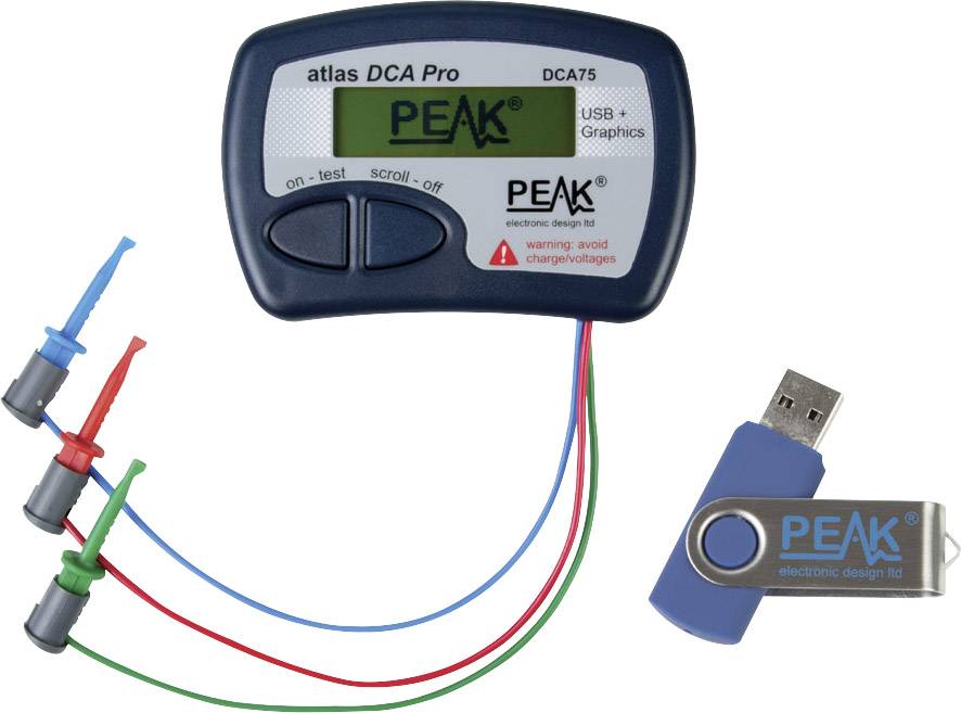 Elektronické meracie zariadenie s tromi farebnými meracími vodičmi a USB kľúčom. Displej zobrazuje 'PEAK' a číslo modelu 'DCA75'.
