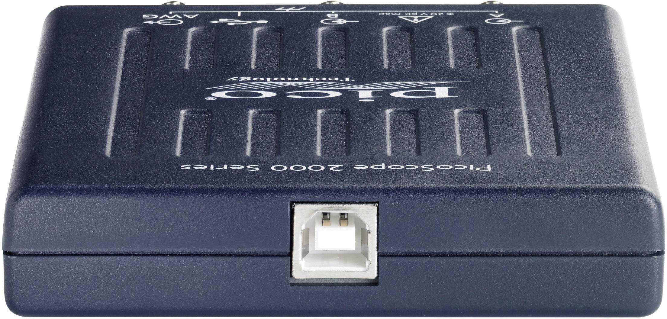 Malé, obdĺžnikové elektronické zariadenie s USB portom, označené ako 'Pico', používané na meranie a analýzu dát.