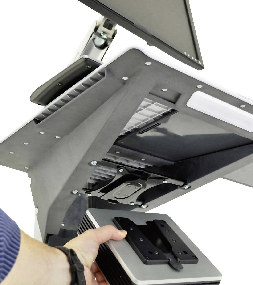 Spodná strana výškovo nastaviteľného stola s integrovanou elektronikou. Jedna osoba drží modul, ktorý slúži na ovládanie.