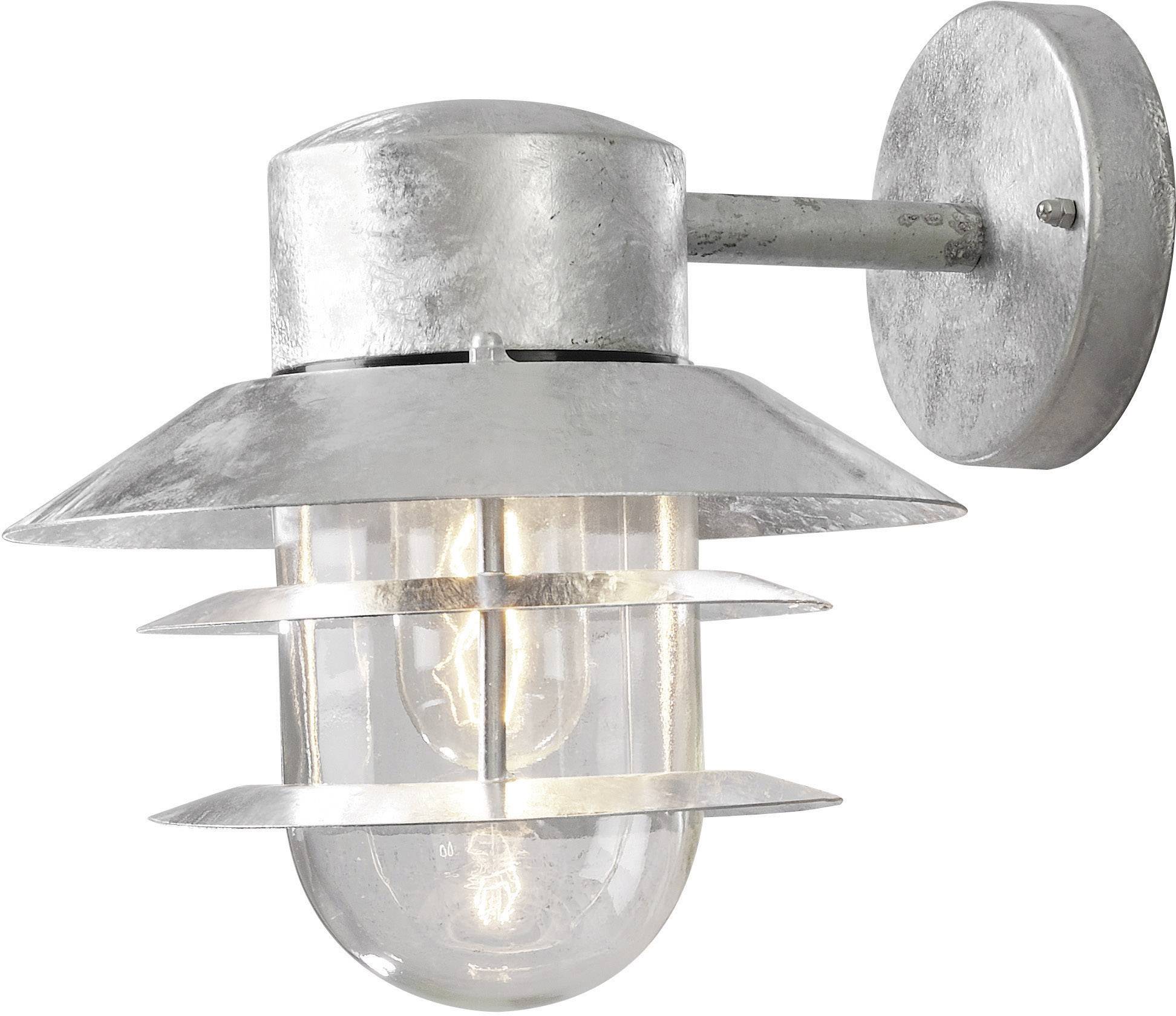 Strieborná kovová vonkajšia nástenná lampa so svetlým skleneným krytom a viditeľnou žiarovkou. Je pripevnená na okrúhlej montážnej doske.