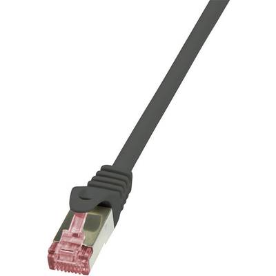 Čierna ethernetová sieťová kábel s červeným konektorom, často používaná pre internetové pripojenia v počítačových sieťach.