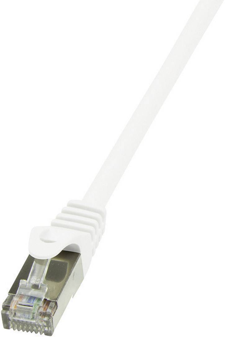Biely ethernetový kábel s konektorom RJ-45, ktorý sa používa na sieťové pripojenie v počítačových sieťach.
