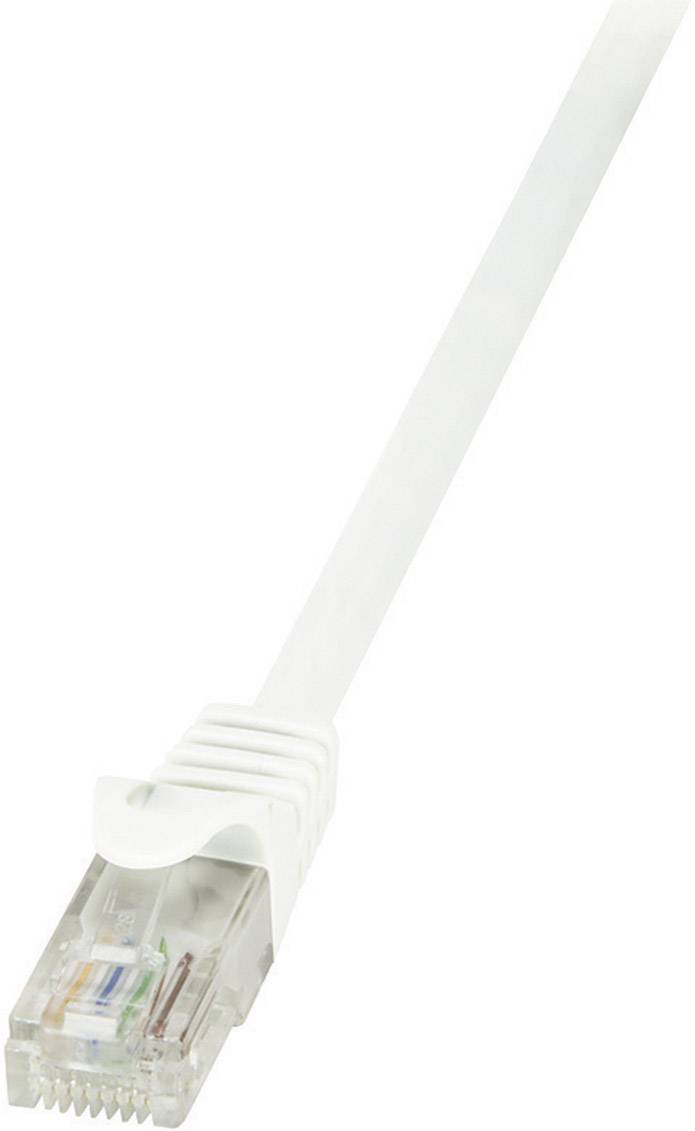 Biele ethernetové káble s priehľadnou koncovkou, cez ktorú sú viditeľné farebné vodiče, na neutrálnom pozadí.