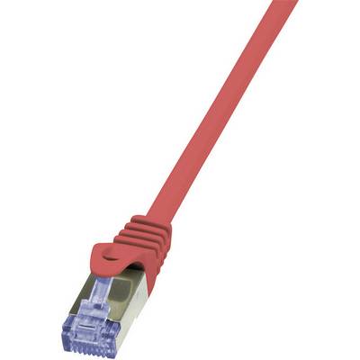 Červený ethernetový kábel so strieborným konektorom na bielom pozadí.