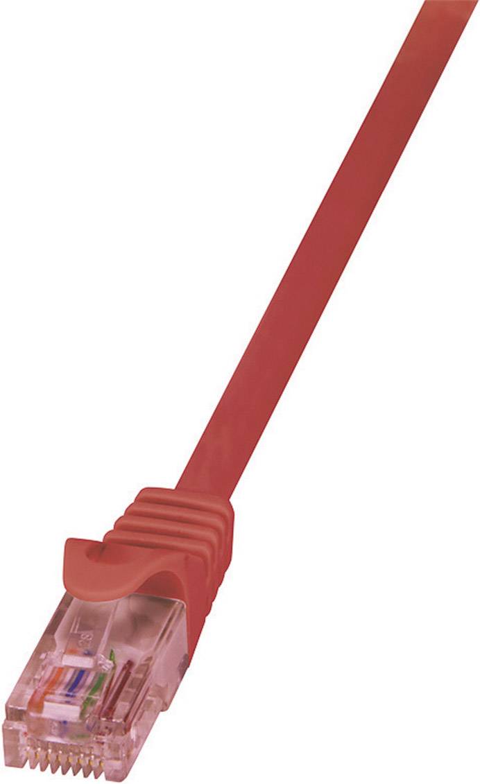 Červený sieťový kábel s RJ45 konektorom, izolovaný na bielom pozadí, symbolizuje internetové alebo sieťové pripojenie.