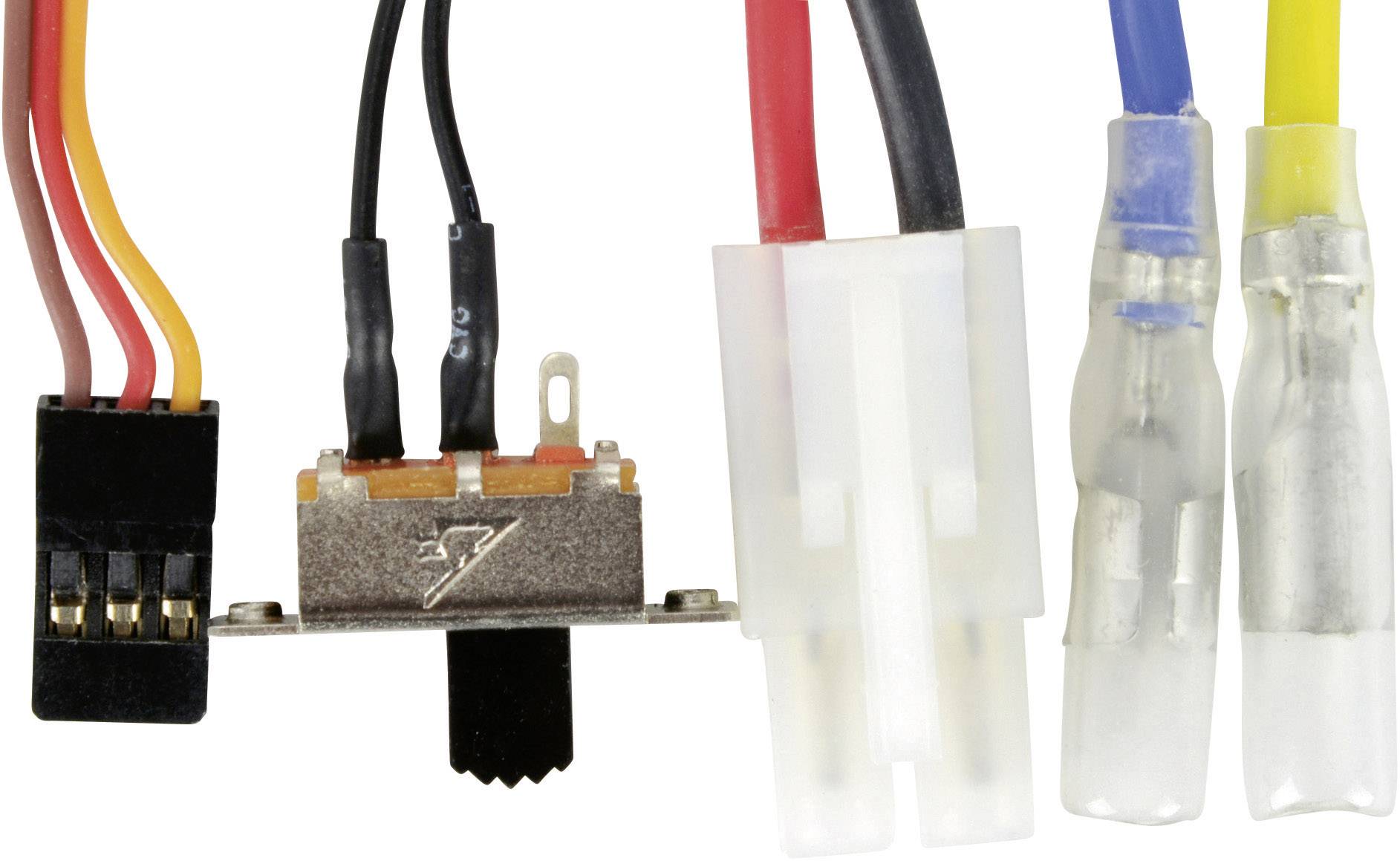 Elektrické pripájacie káble a spínače, rôzne zástrčky a farebné vodiče.