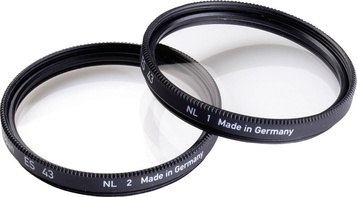 Dva fotografické objektívové filtre s nápisom "Made in Germany". Jeden je priehľadný, druhý má jemné sfarbenie.