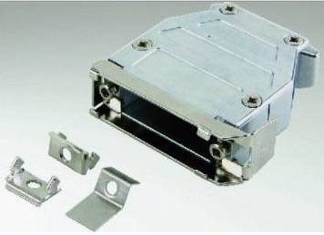 Kovový obdĺžnikový kryt so štyrmi otvormi pre skrutky, otvorený, vedľa neho tri voľné kovové svorky. Mechanická súčiastka.