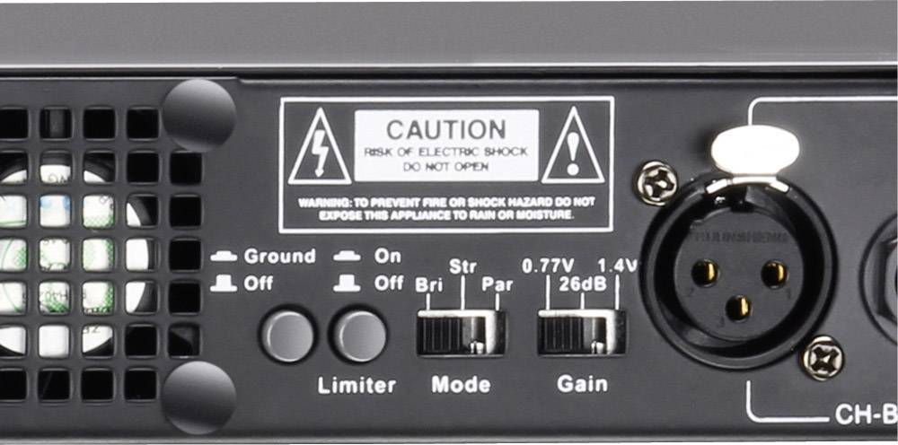 Zadná strana elektronického zariadenia s výstrahami pred nebezpečenstvom zásahu elektrickým prúdom. Viditeľné prepínače pre uzemnenie, obmedzovač, režim, gain a konektory.