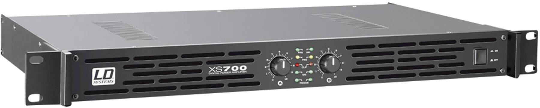 Čierny zosilňovač značky LD Systems s modelovým označením XS 700. Predná strana zobrazuje ovládacie prvky a svetlá.