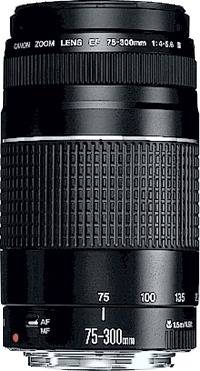 Čierny fotoaparátový objektív s indikáciou ohniskovej vzdialenosti 75-300 mm. Obsahuje prepínač pre autofokus a manuálne zaostrenie.