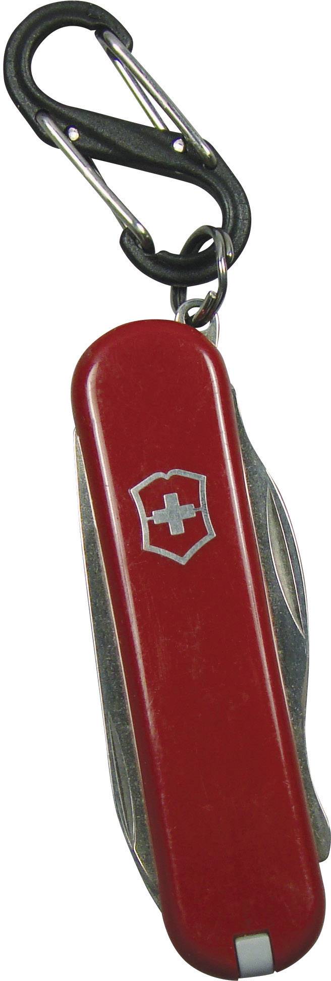 Červený švajčiarsky vreckový nožík s viacerými nástrojmi, pripevnený na čiernej karabíne.