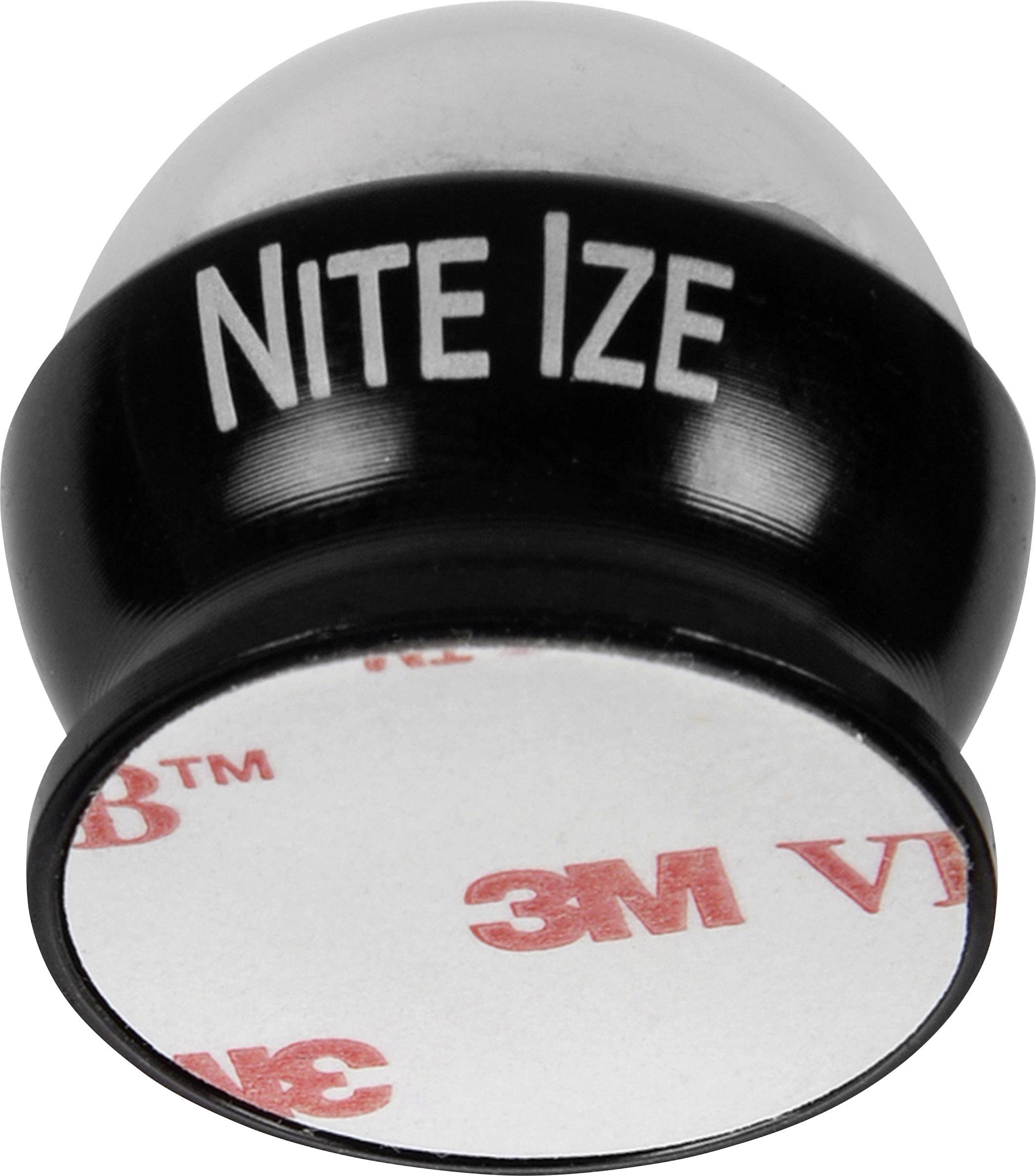 Čierna magnetická polguľa s bielym textom 'Nite Ize'; spodná strana opatrená 3M lepiacou podložkou na upevnenie.