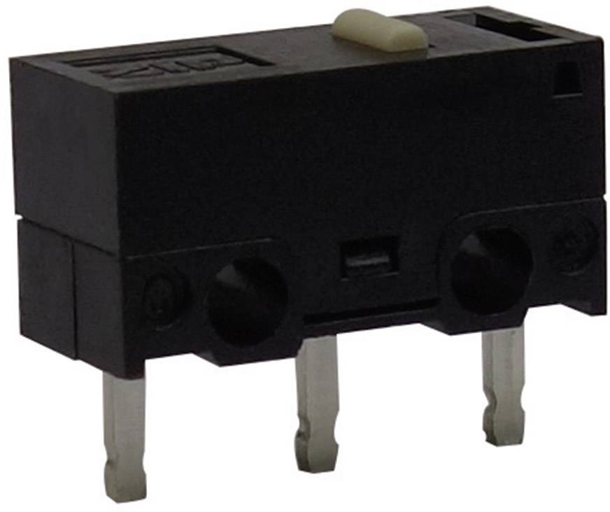Čierny mikrospínač s tromi kovovými kolíkmi a malým bielym spínačom na hornej strane. Vhodný pre elektronické aplikácie.
