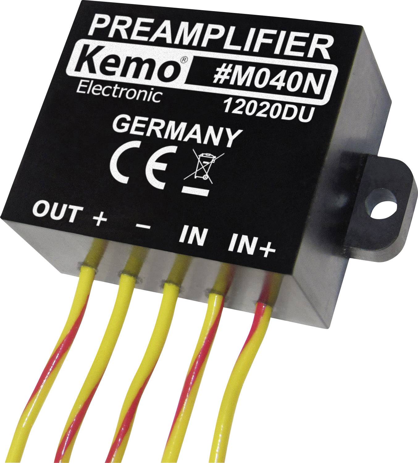 Čierny predzosilňovač od Kemo s nápisom 'PREAMPLIFIER Kemo #M040N', zobrazujúci prepájacie káble pre vstup a výstup.