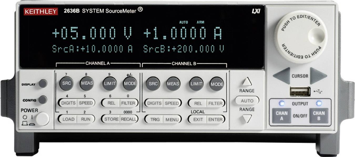 Prístroj SourceMeter s dvoma kanálmi ukazuje +05,000 V a +1,0000 A. Obsahuje početné tlačidlá pre nastavenia a merania.