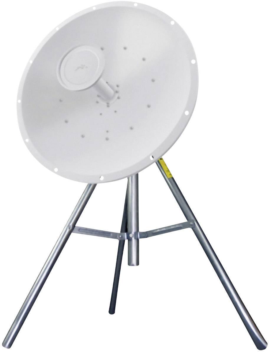 Veľká biela satelitná parabola na trojnožkovom kovovom stojane, určená na zlepšenie príjmu rádiových signálov.