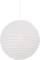 Jednoduchá, guľatá papierová lampa s bielym tienidlom visí zo stropu.