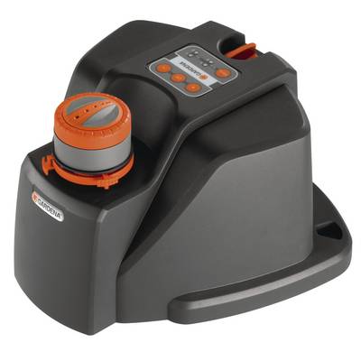 Čierna automatická záhradná hadica na navíjanie so žltooranžovými akcentmi od značky Gardena, vhodná na automatické zavlažovanie.