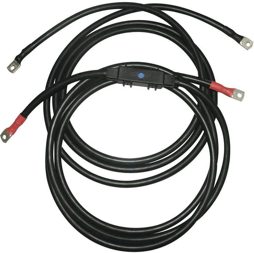 Čierny elektrický kábel s kruhovými koncovkami na oboch stranách, vhodný pre pripojenie k batériám alebo napájacím zariadeniam.