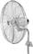 Strieborný nástenný ventilátor s veľkým, kruhovým ochranným krytom je namontovaný na stene. Ventilátor má tri lopatky.