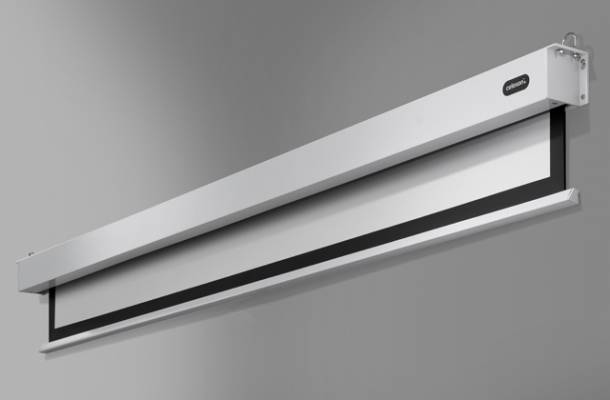 Elektrická plátna namontovaná na stene zobrazuje časť bieleho plátna s čiernym okrajom. Značka výrobcu v pravom hornom rohu.