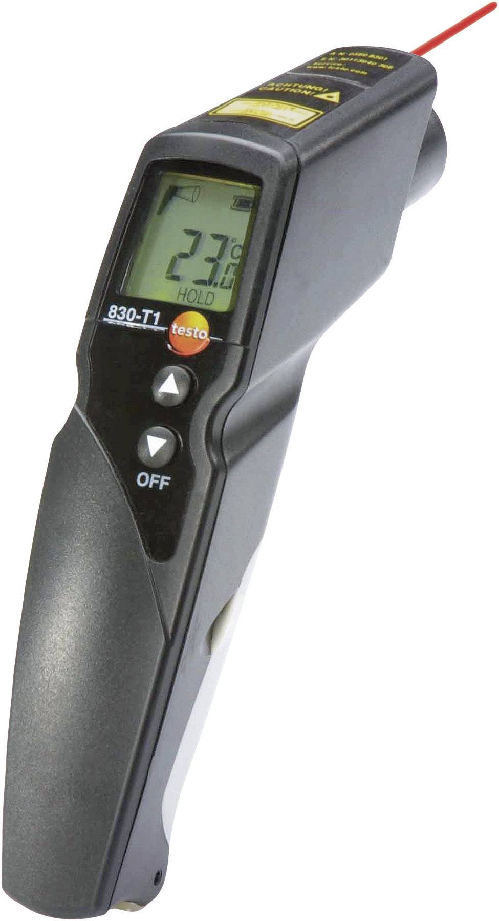 Digitálny infračervený teplomer 830-T1 ukazuje na displeji teplotu 23,7°C. Je držaný v ruke.