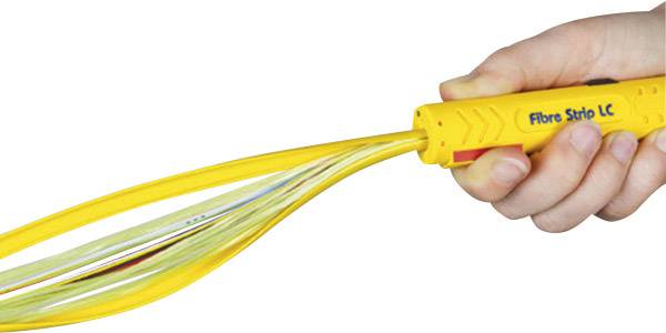Jedna ruka drží žlté nástroje s nápisom 'Fibre Strip LC', ktoré odstraňuje izoláciu z optického vlákna.