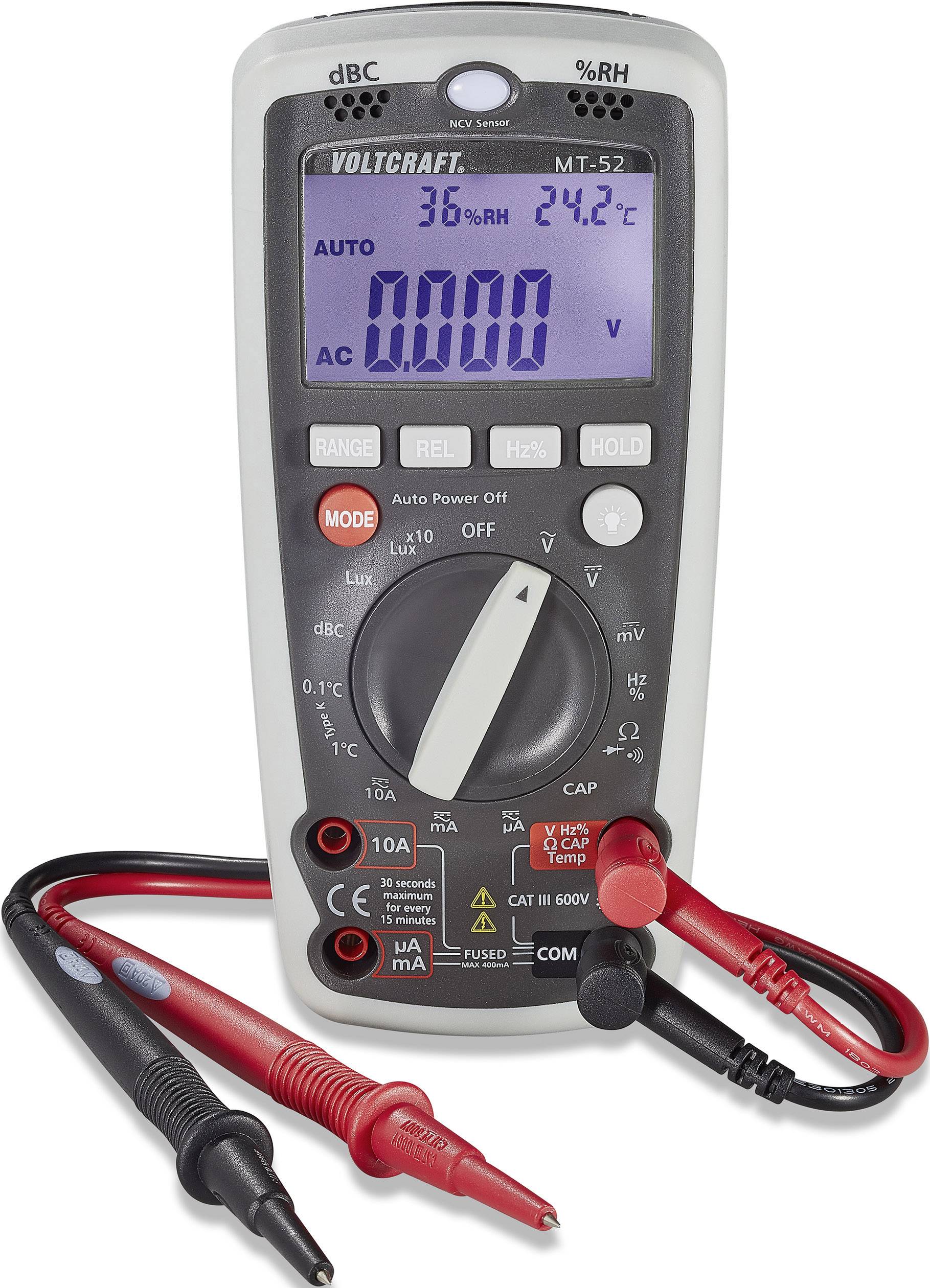 Digitálny multimeter s elektronickým displejom, prepínačom meracích módov a červenými a čiernymi meracími vodičmi, používaný na meranie napätia.