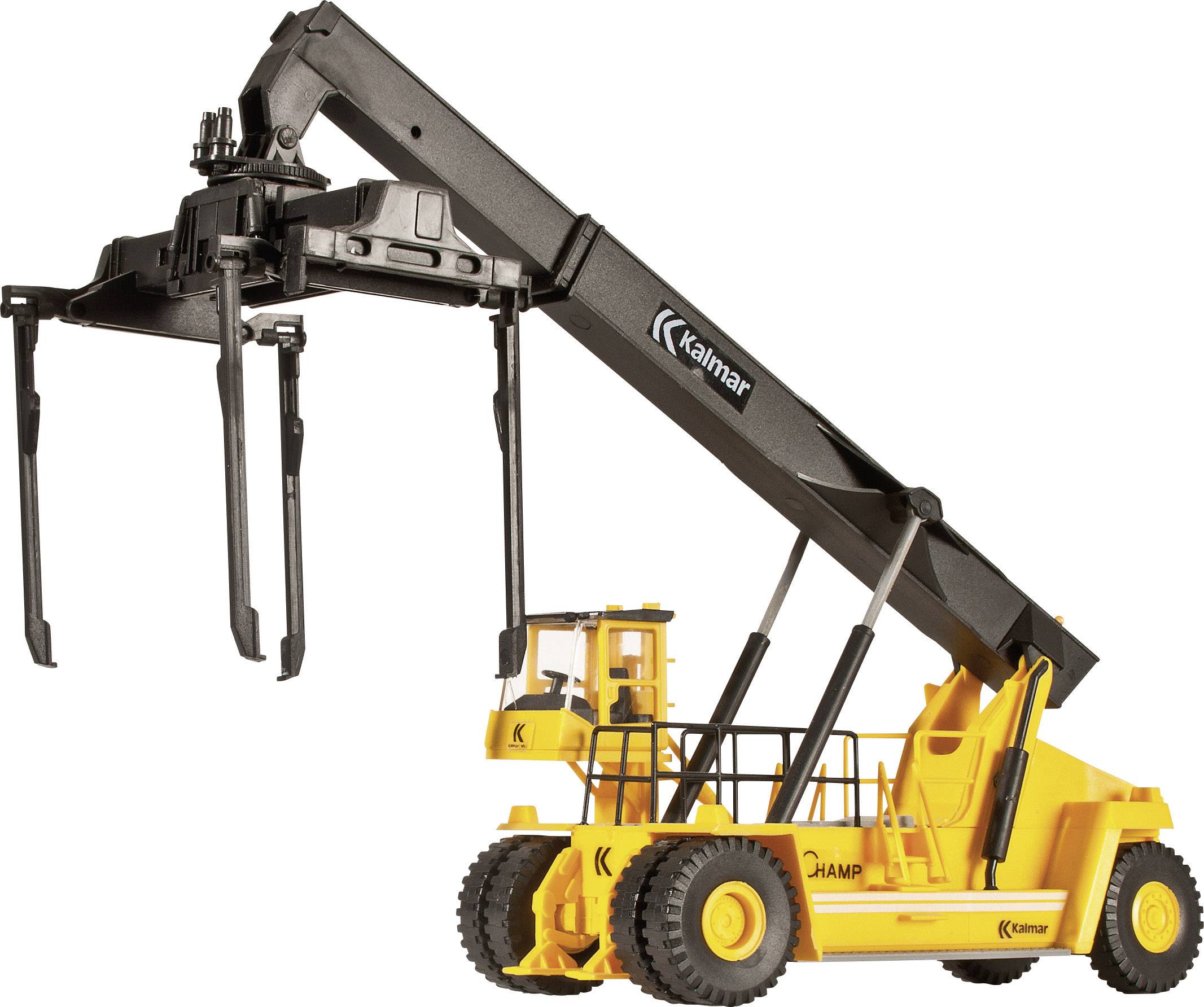 Žltý reachstacker s vysunutým ramenom a uchopovačom na zdvíhanie kontajnerov, svietiaci na bielom pozadí.