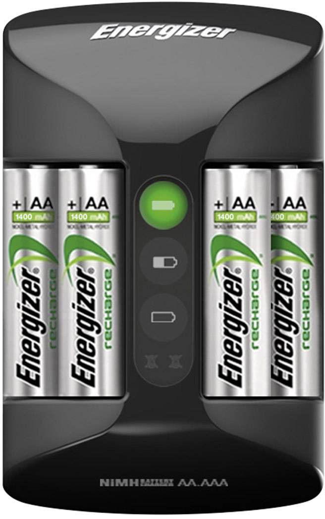 Nabíjačka batérií so štyrmi vloženými batériami AA značky Energizer, ktoré sa práve nabíjajú.